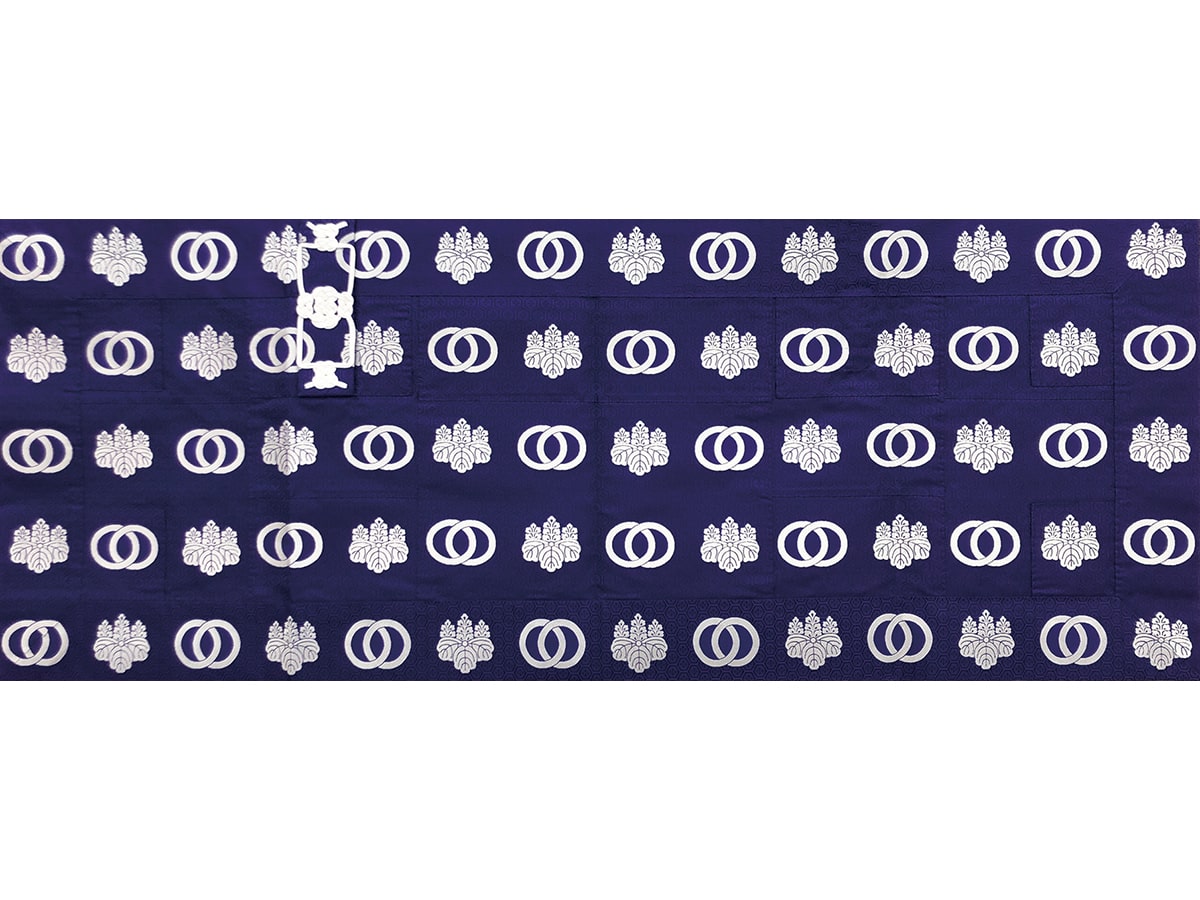 冬紫亀甲地紋輪違五七桐紋白五條　手織り　長威儀の紋が三つ分多くて、長い。