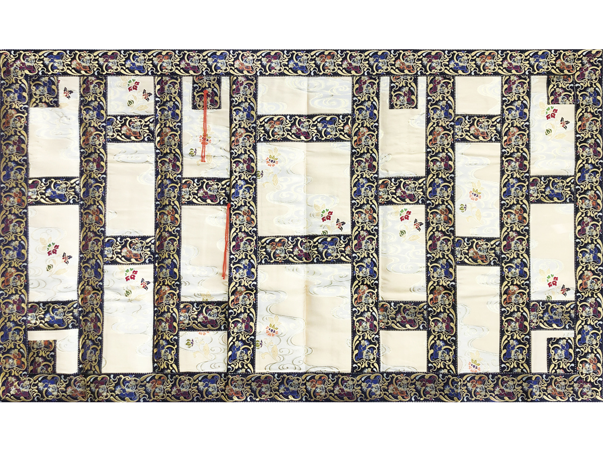 白茶金綴流水唐花台紺金通変り牡丹唐草縁七條　丸紋緞子裏付