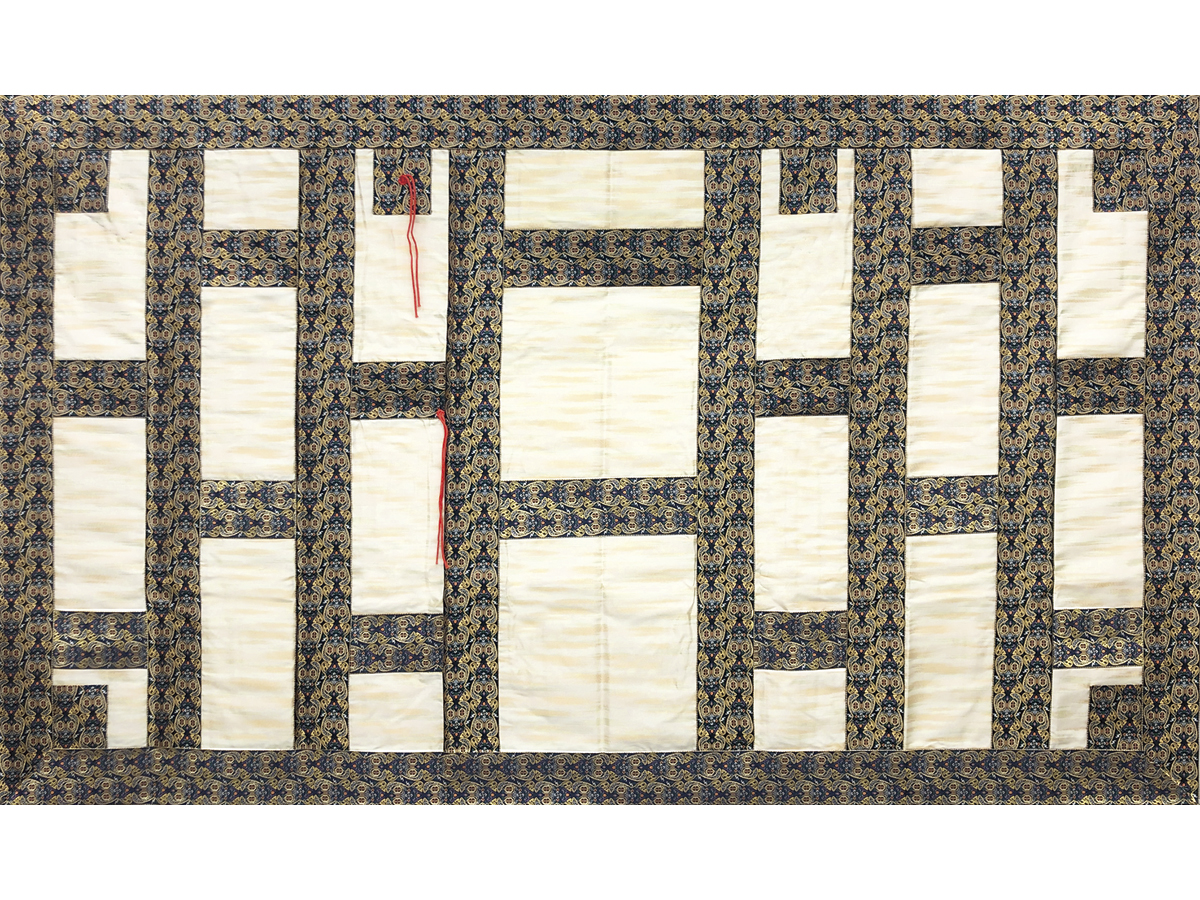 白茶霞台紺金通寿草立枠縁七條　丸紋緞子裏付