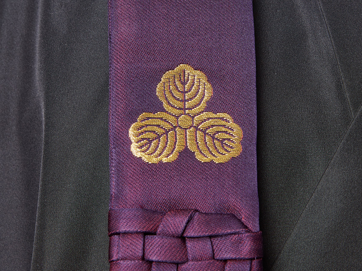 古代紫無地金紋折五條　三柏紋
