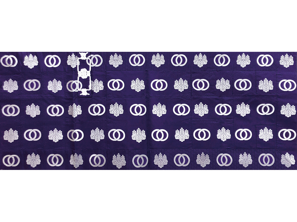冬紫亀甲地紋輪違五七桐紋白五條（手織）長威儀の紋の糸が出ています。